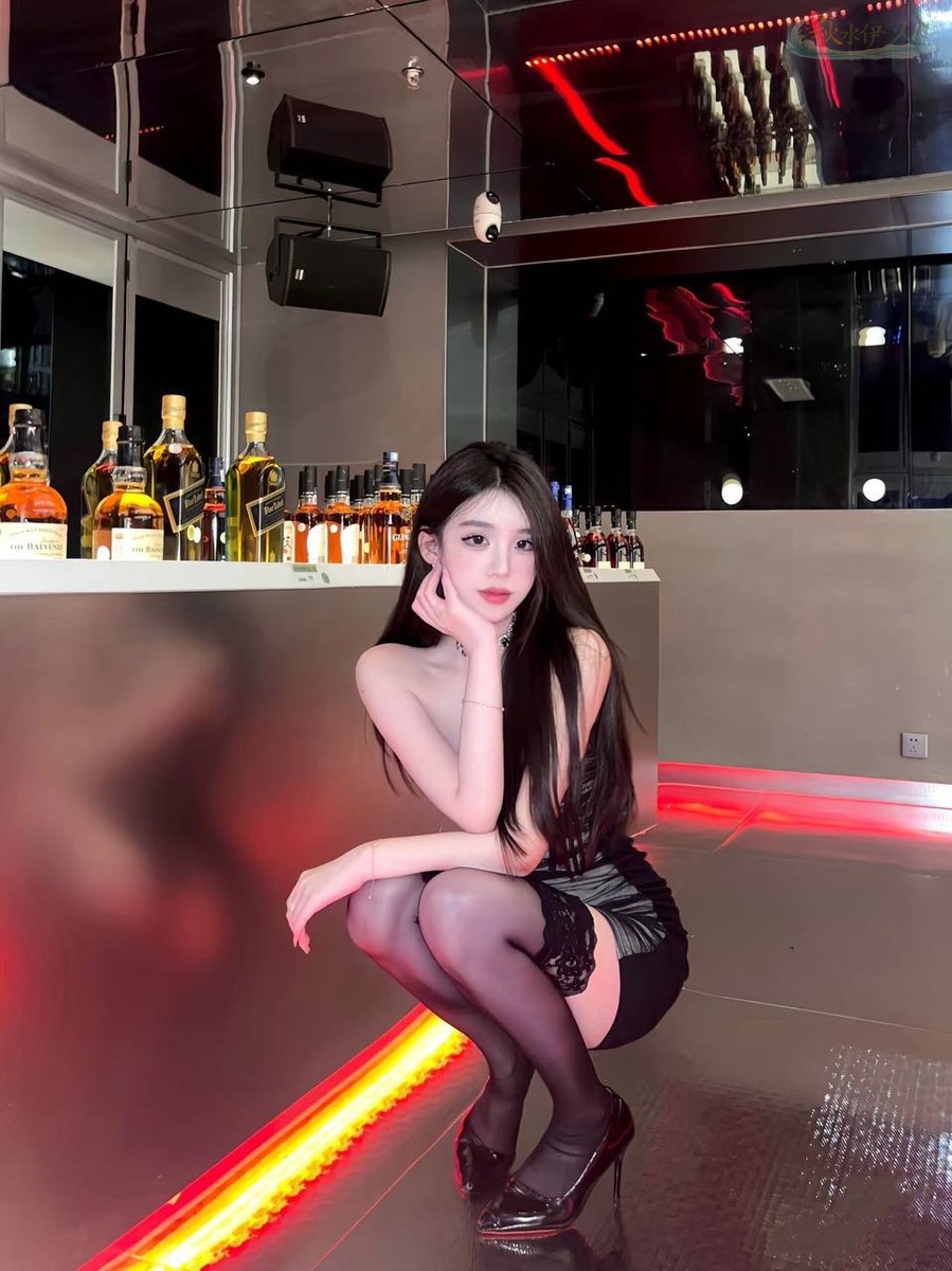 广州模特A4腰蜜桃臀展示