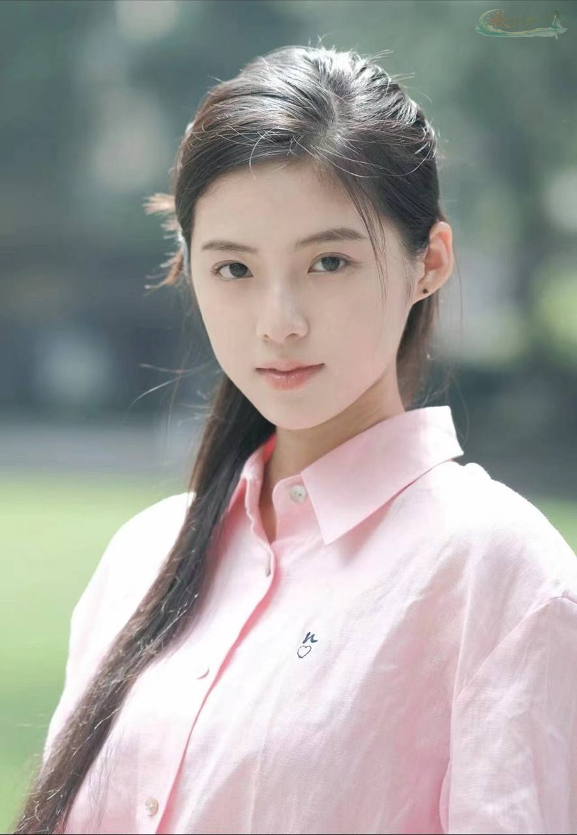 上海大学在读模特甜美可人