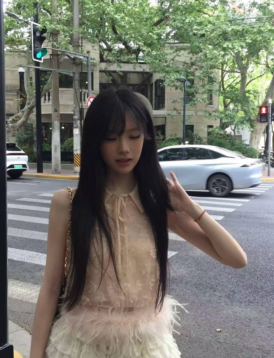 上海清纯模特白皙皮肤全身照