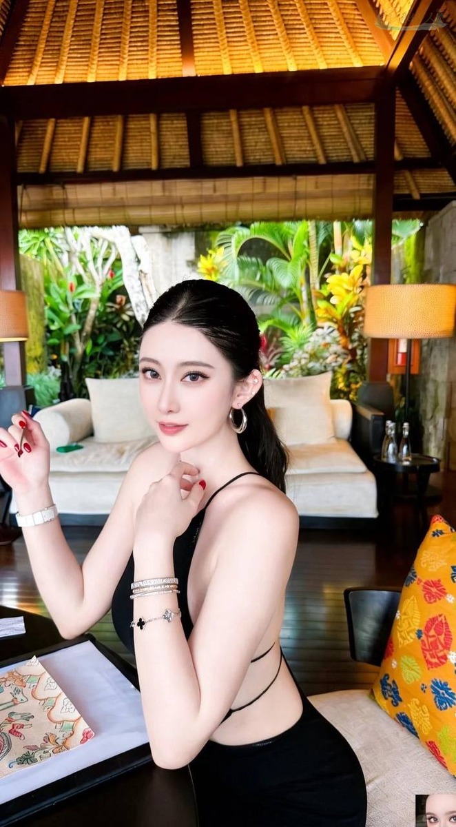 深圳纯欲模特白皙皮肤写真