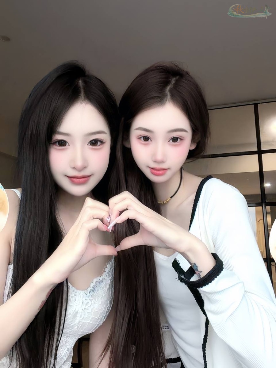 大连双胞胎模特姐妹花合影