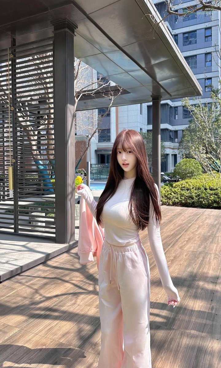上海蜜桃臀模特街拍美图