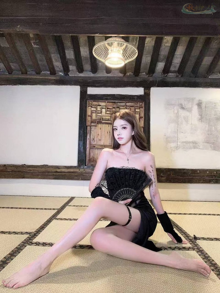 上海模特完美身材侧面照