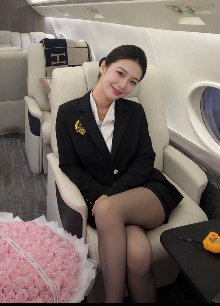 上海气质空乘街拍白色肌肤
