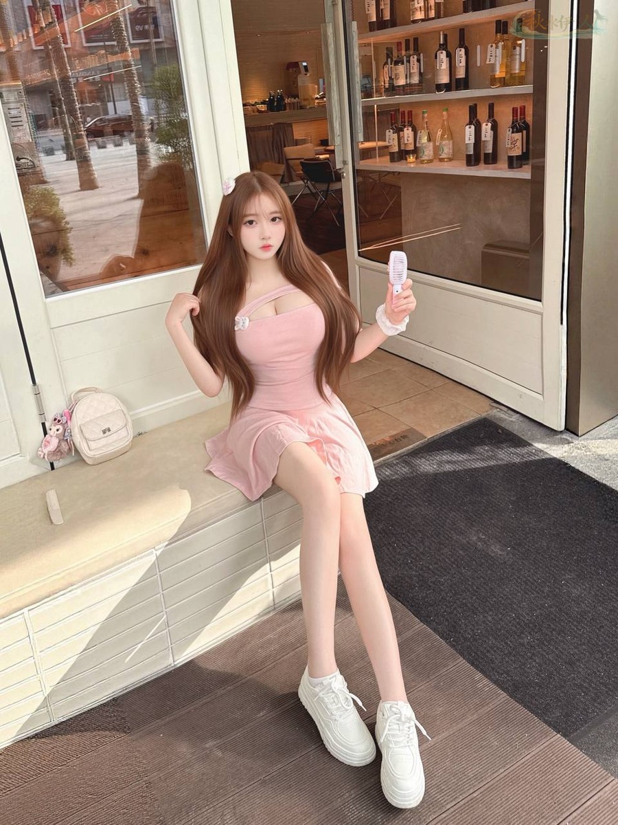 深圳白皙肌肤女模写真大片
