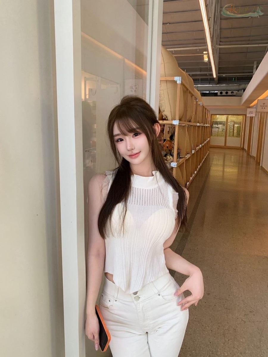 深圳纯欲冷白皮模特清新写真