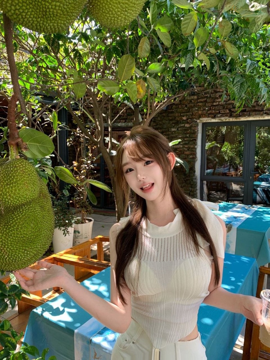 深圳冷白皮模特甜美笑容特写