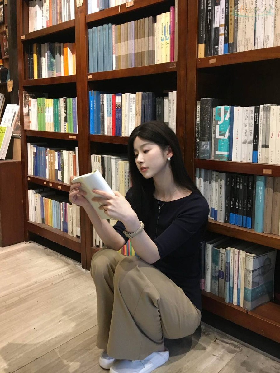深圳A4腰模特一字肩展示