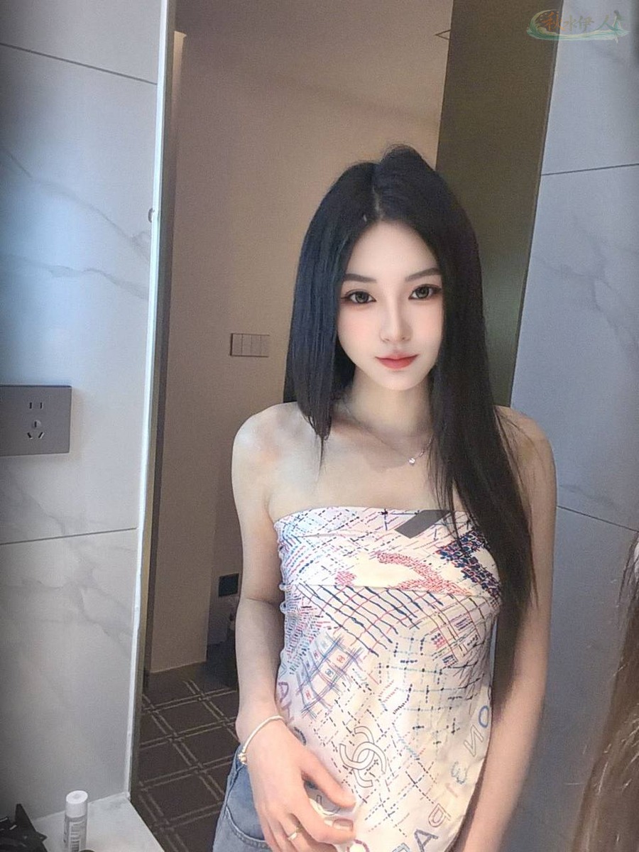 广州性感女模深V诱惑