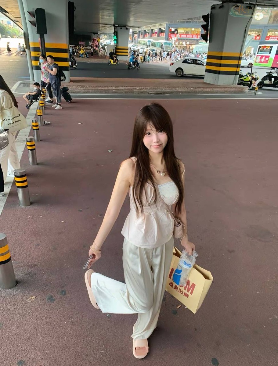 广州甜妹模特白皙肌肤展示