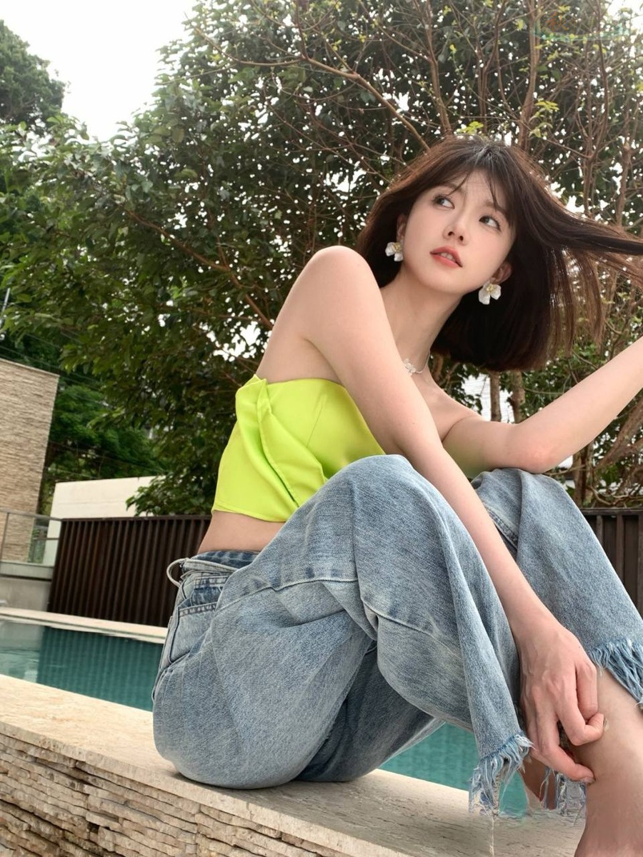 上海氧气美少女马甲线展示