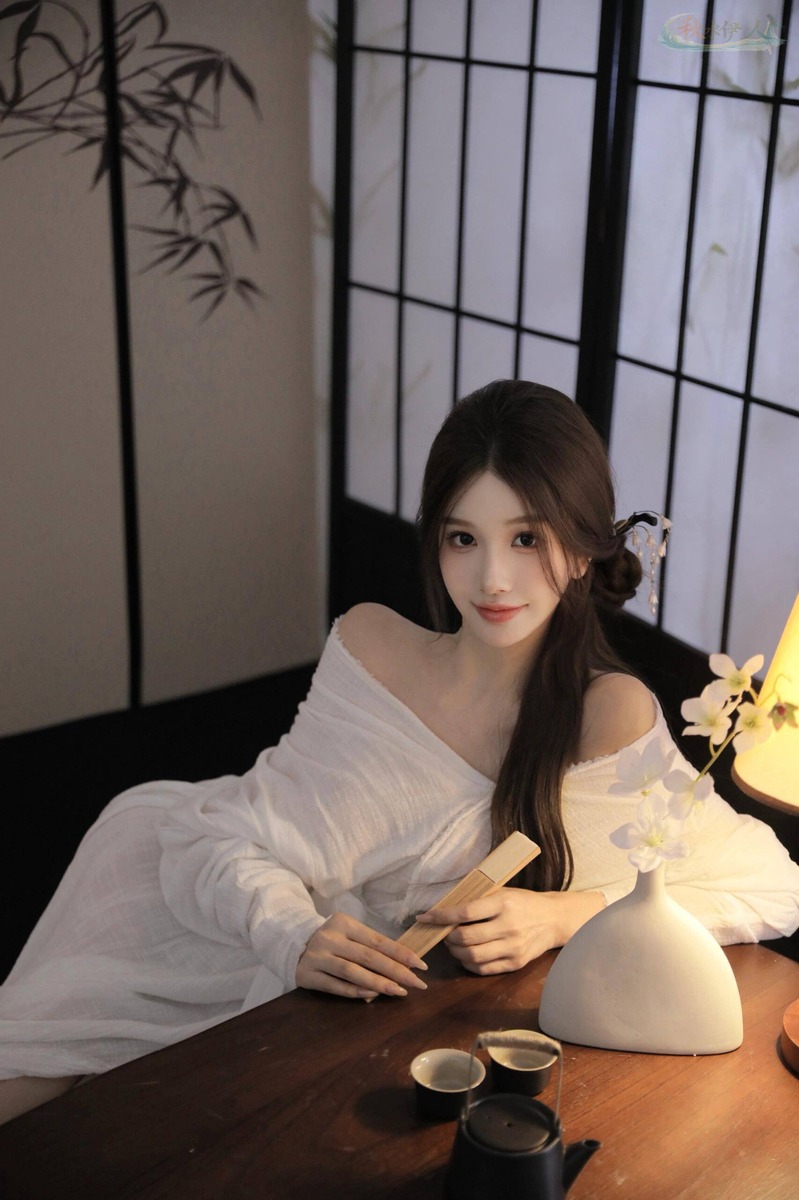 上海纯欲模特芊芊精致妆容写真