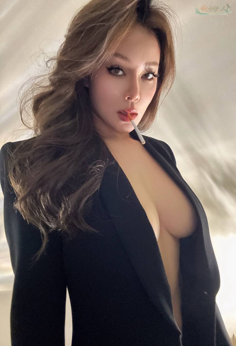上海五官精致混血模特凹凸有致