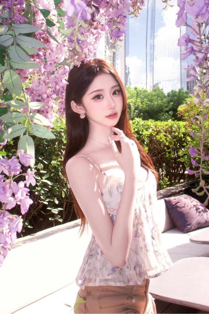 模特半身像笑容迷人，温柔主动