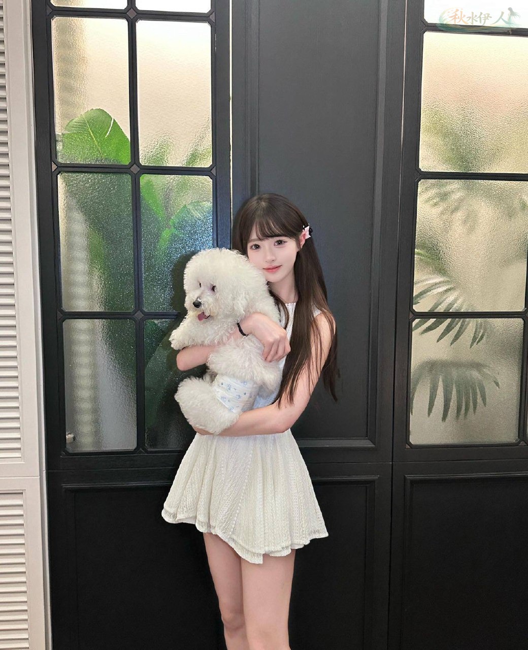 模特幼恩侧身展示翘臀线条
