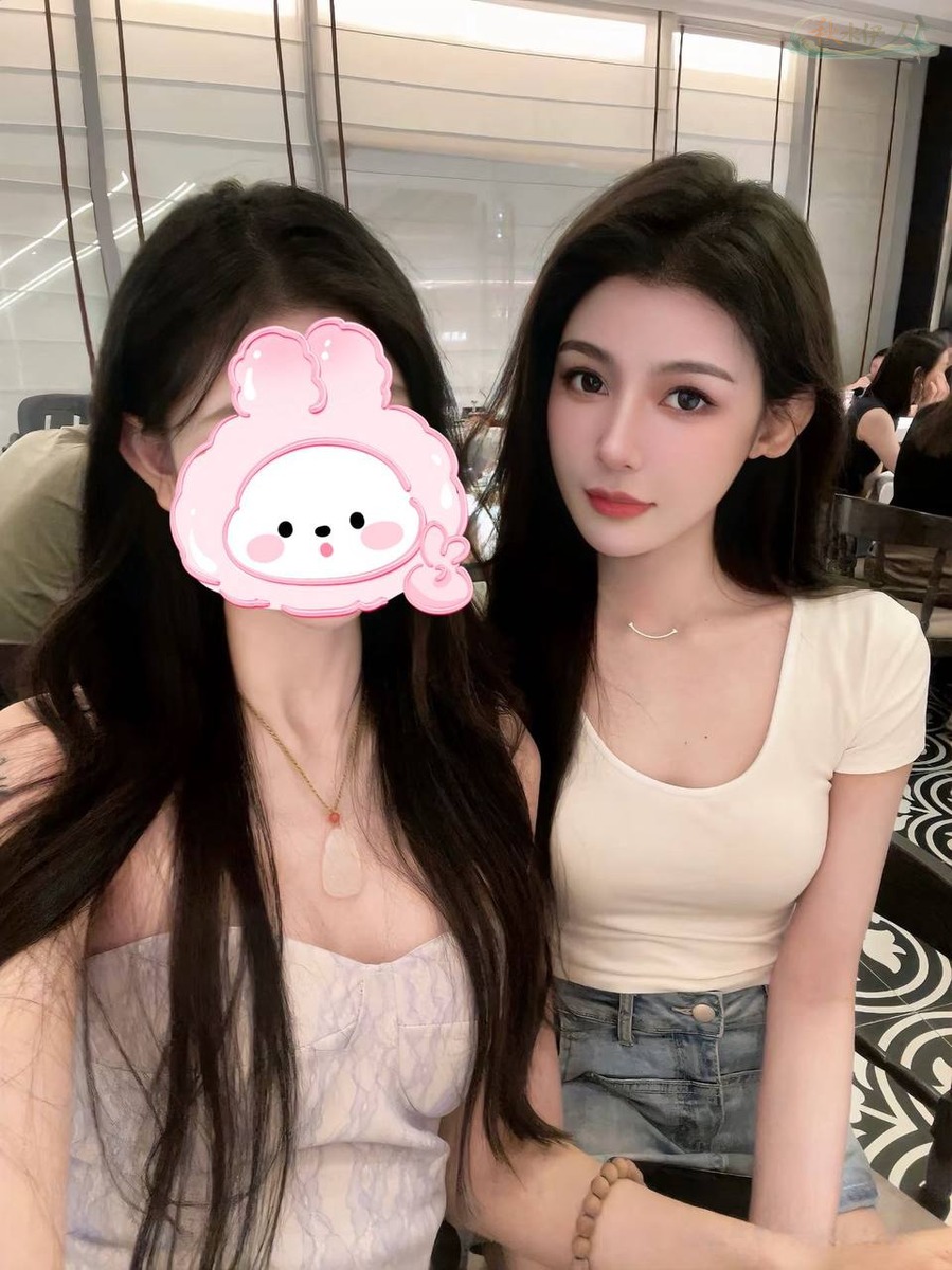 广州商业模特细腰正面照