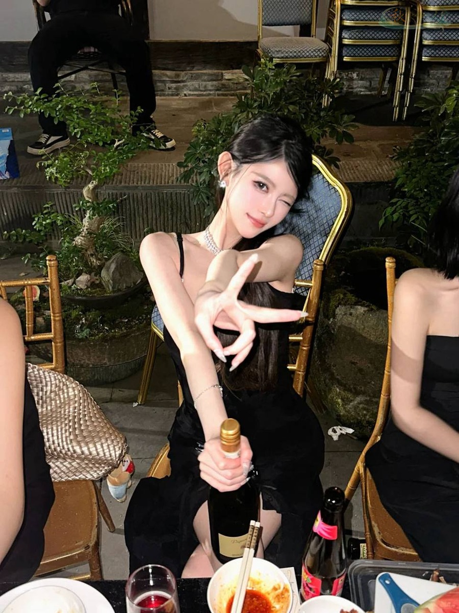 苏州05后模特温柔优雅侧颜
