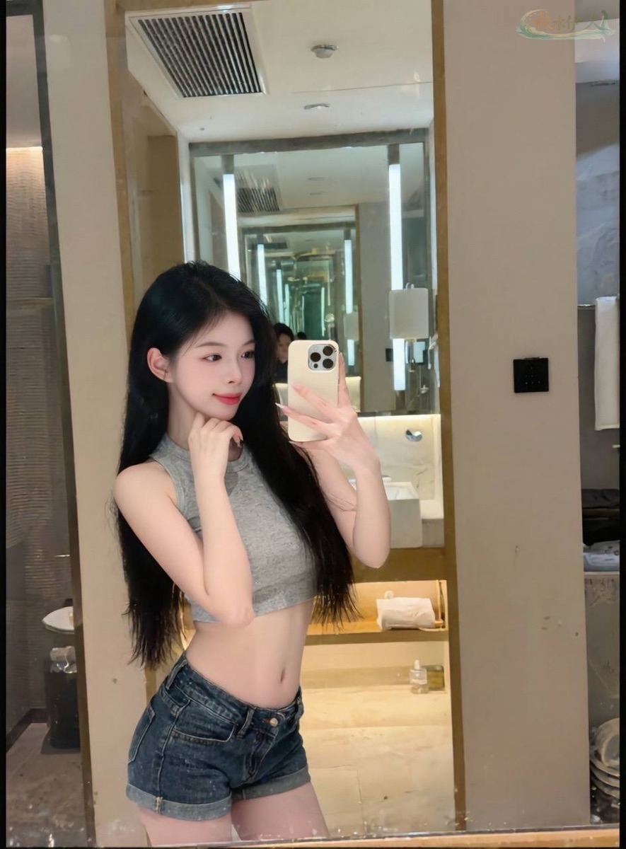 长沙新人模特零整形自然美纯可御街拍