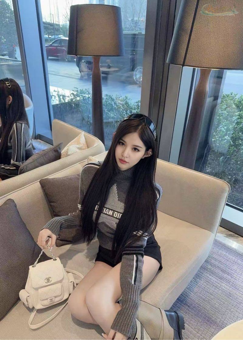济南模特白皙肌肤街拍