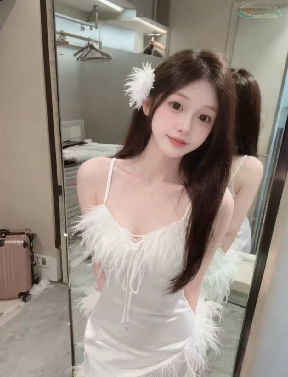 长沙00后雪白皮肤模特街拍