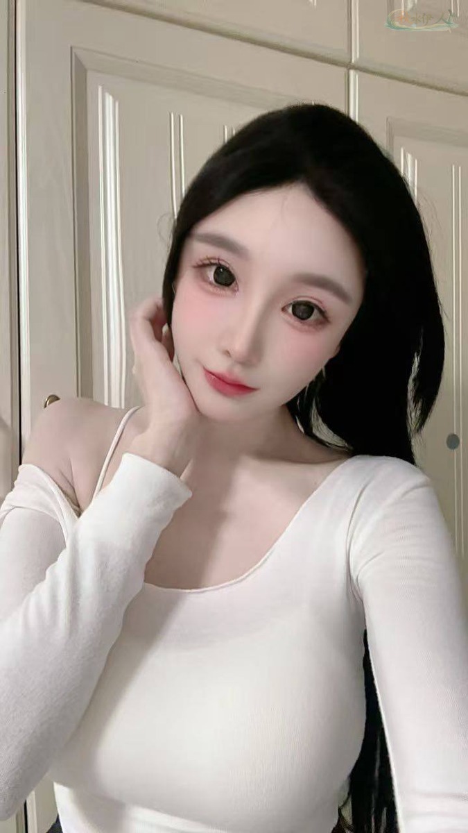 武汉无纹身模特皮肤白皙纯欲风写真3