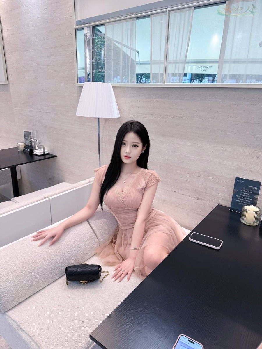 厦门清纯洋气模特白皙皮肤展示