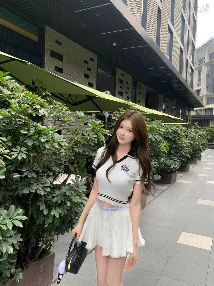珠海新人模特白衣少女风格