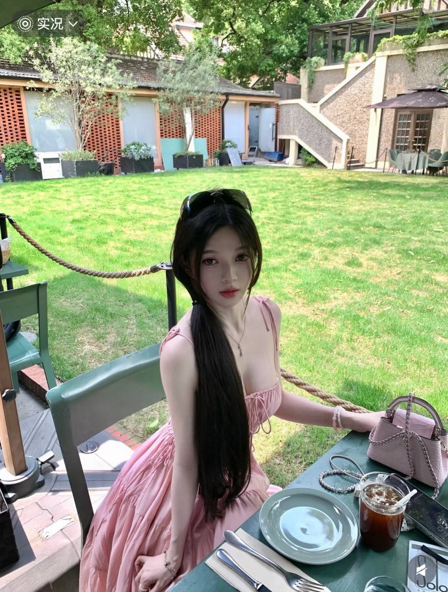 大连女友系模特温柔笑容