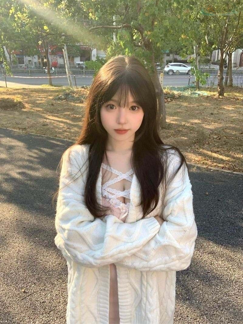太原清纯模特室内写真甜美互动