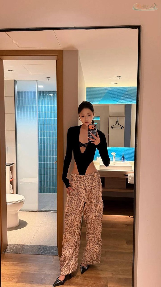 成都高挑长腿模特纯欲风格写真