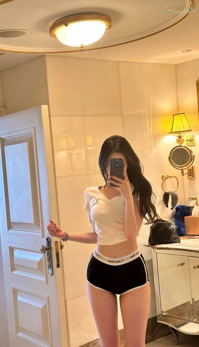 上海高白瘦模特甜美笑容