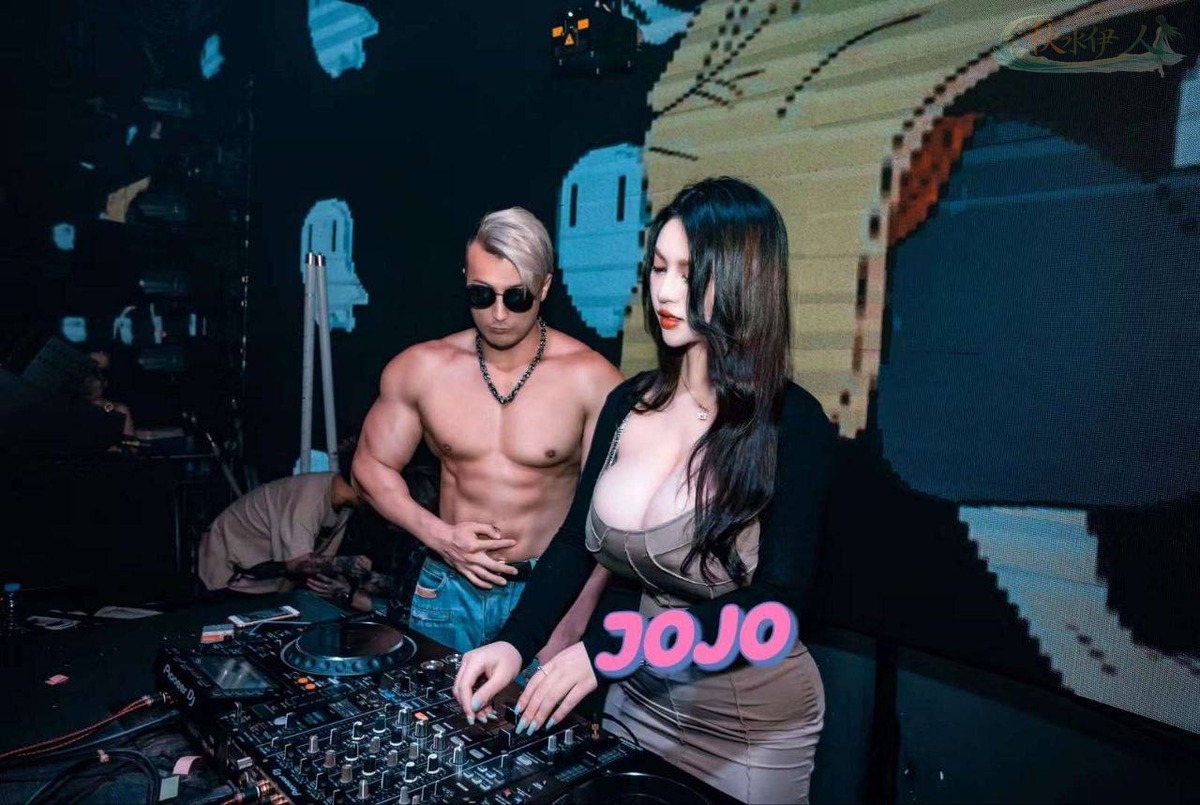 上海御姐网红DJ模特街拍写真