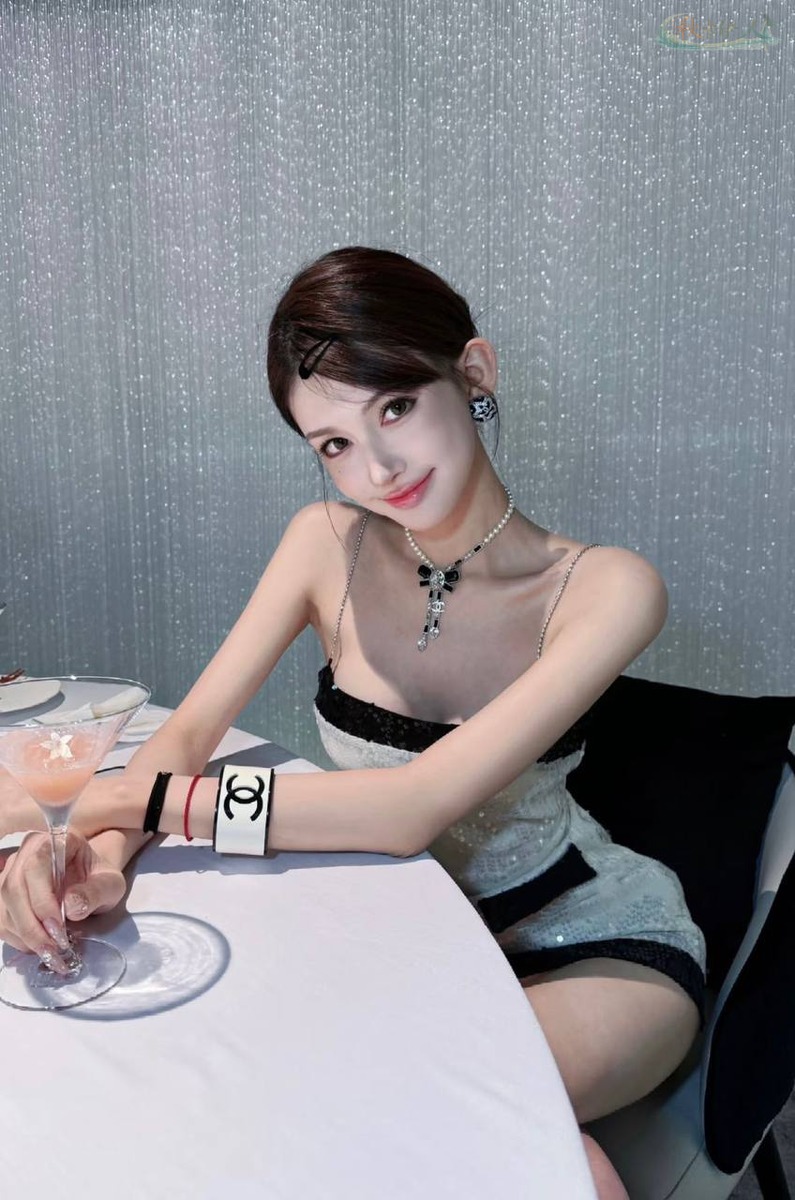 上海纯欲御姐马甲线蜜桃臀近照