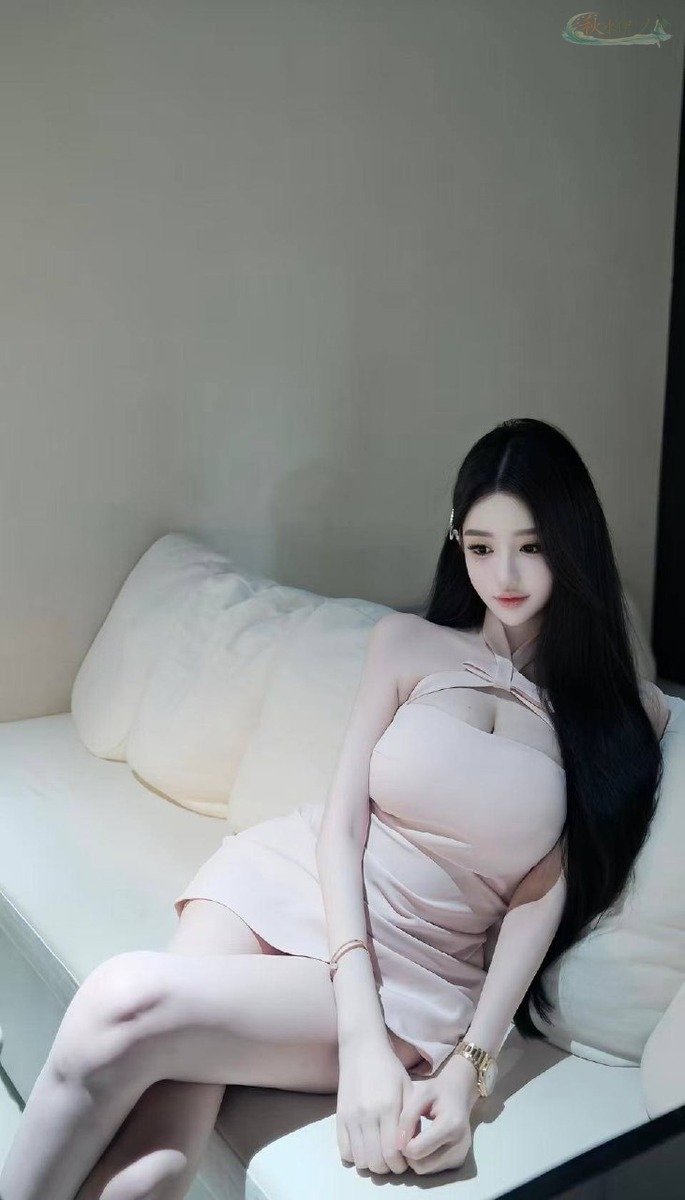 上海大胸模特白皙皮肤精致脸图2
