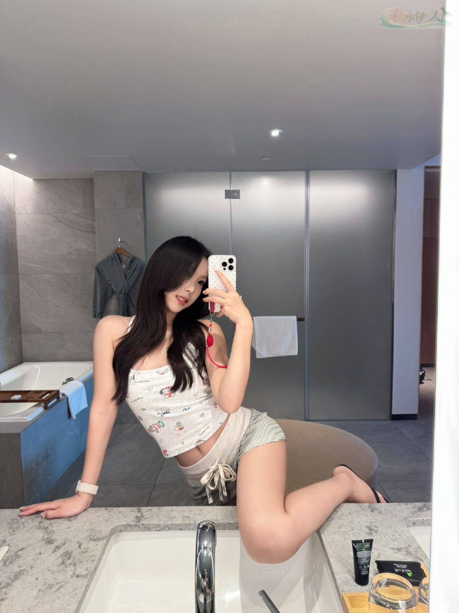 上海翘臀模特侧身展示