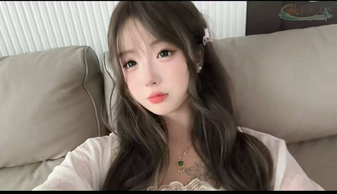 杭州甜美模特笑意盈盈JK制服