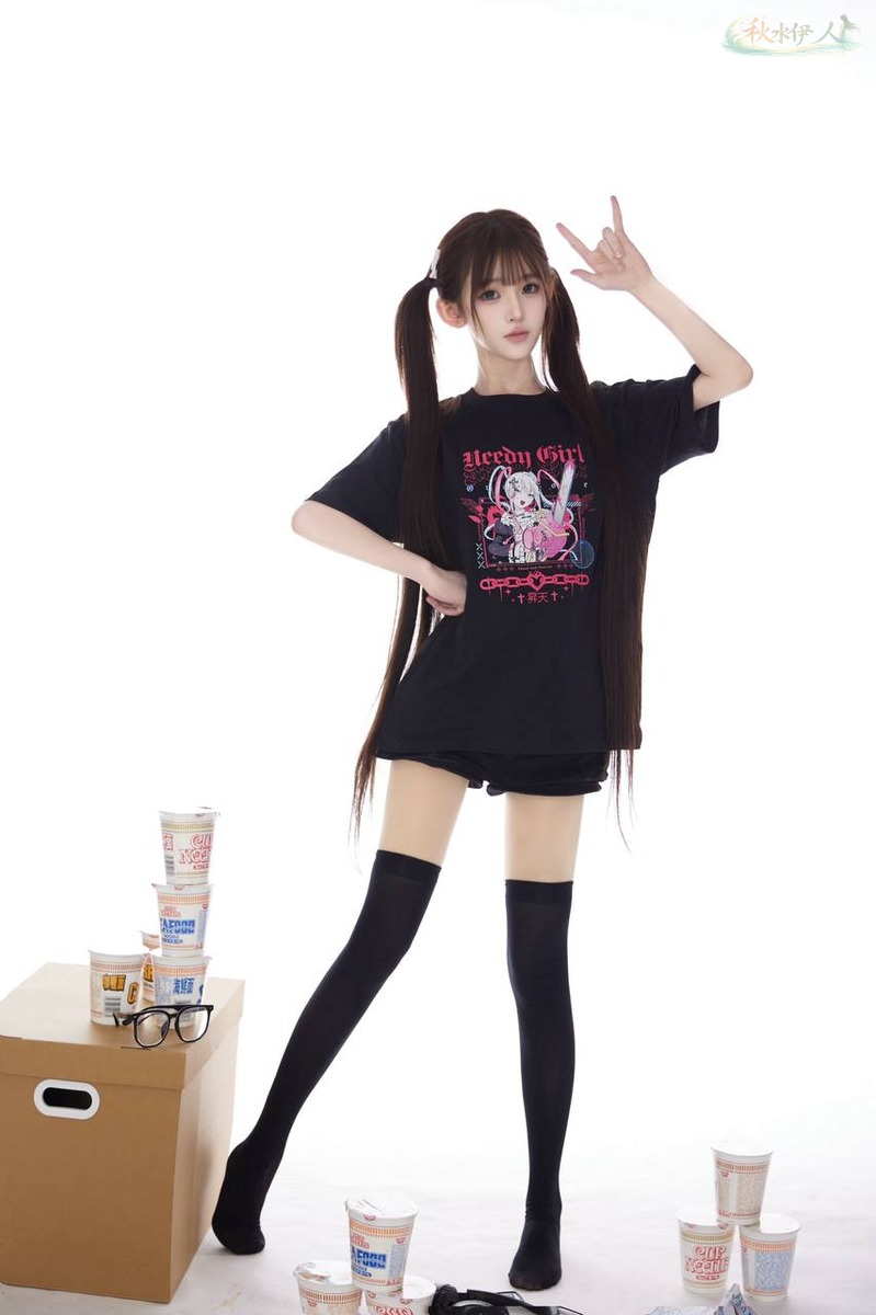 杭州野生萝莉冷脸萌态写真