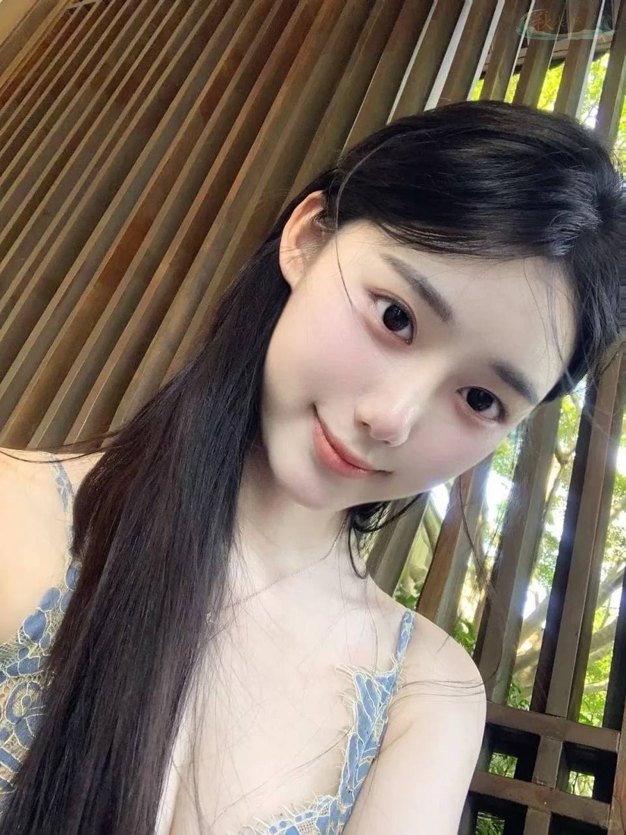 北京新人模特冷白皮证件照风格