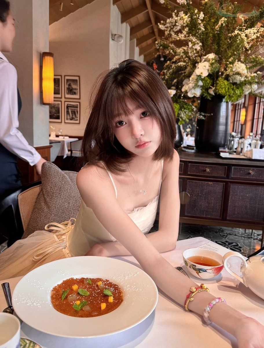深圳07年短发女神 火辣身材 长腿细腰 清纯洋气
