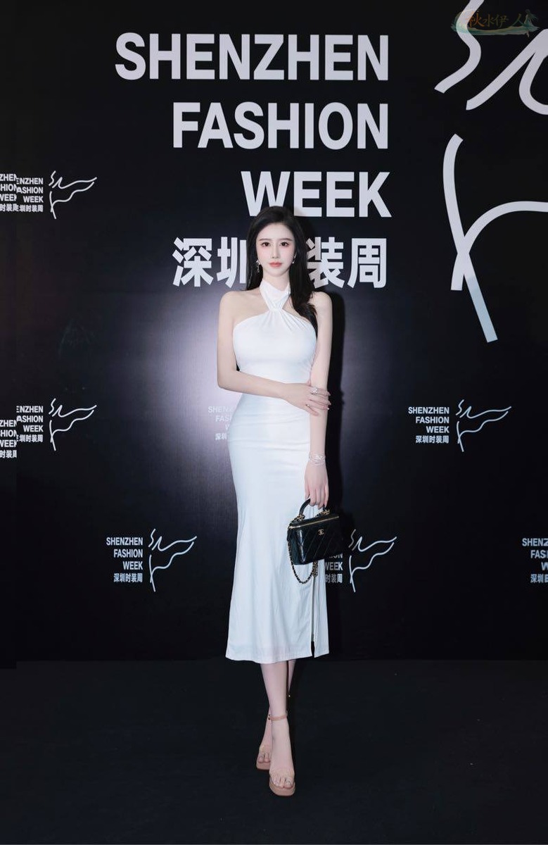 深圳完美身材模特侧颜特写