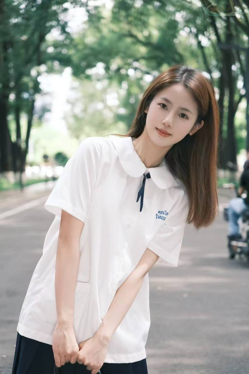 杭州00后肤白模特清纯街拍