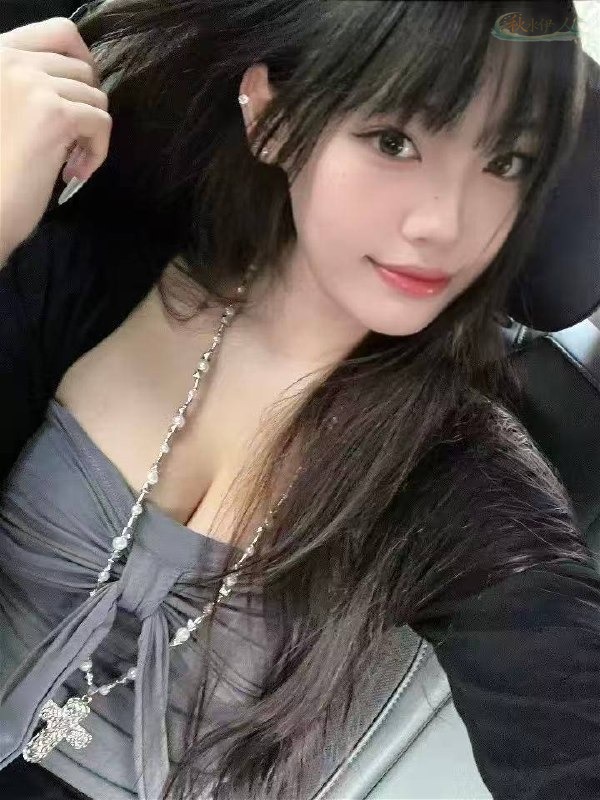 广州童颜巨乳模特肤白身材高挑