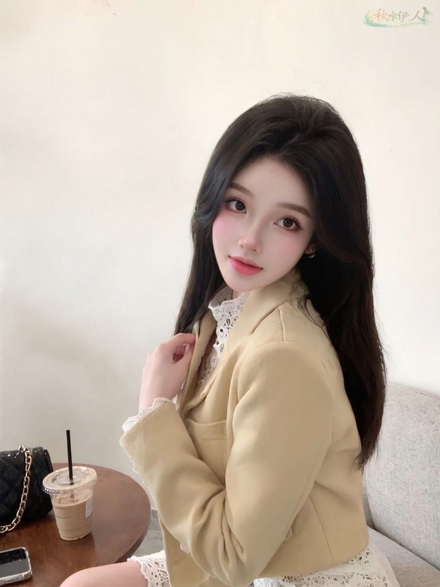 黑长直少女轻盈体态特写