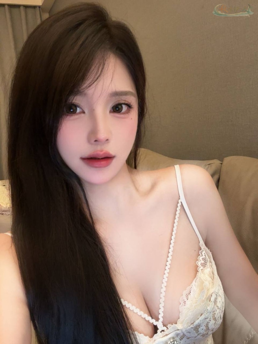 广州清纯模特白小纯风格写真1