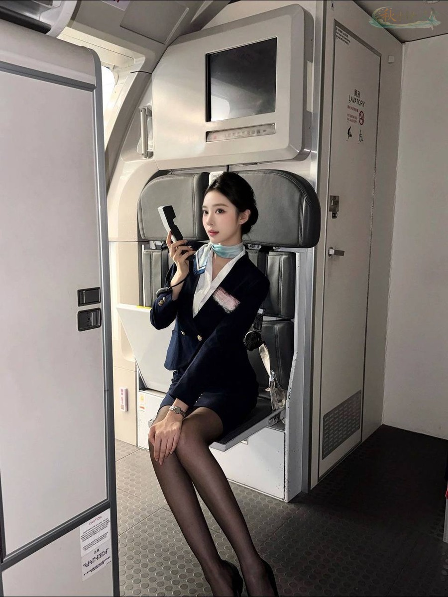 广州准空乘模特雪白肌腿玩年写真