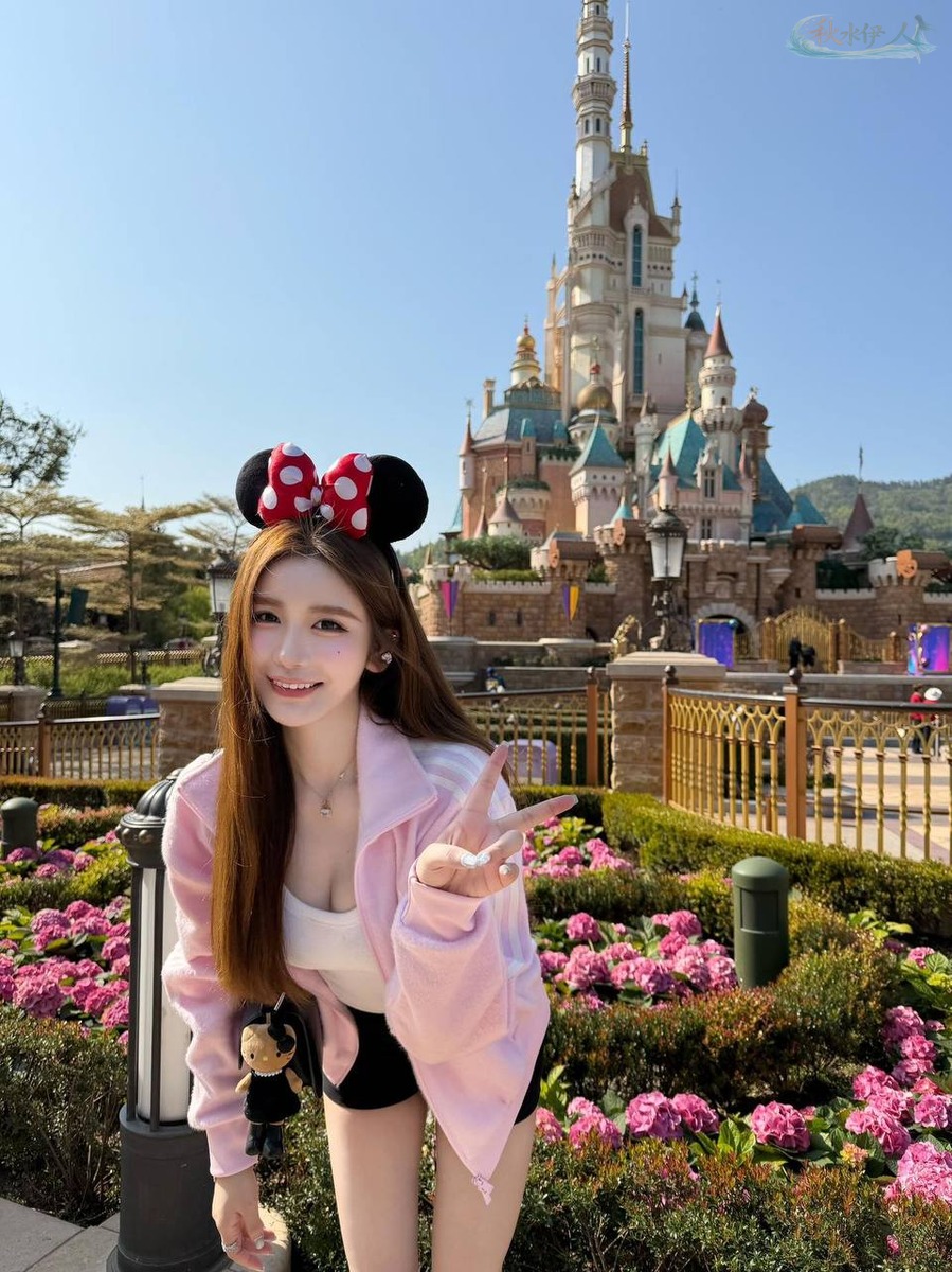 广州乖巧系模特纯欲风格写真