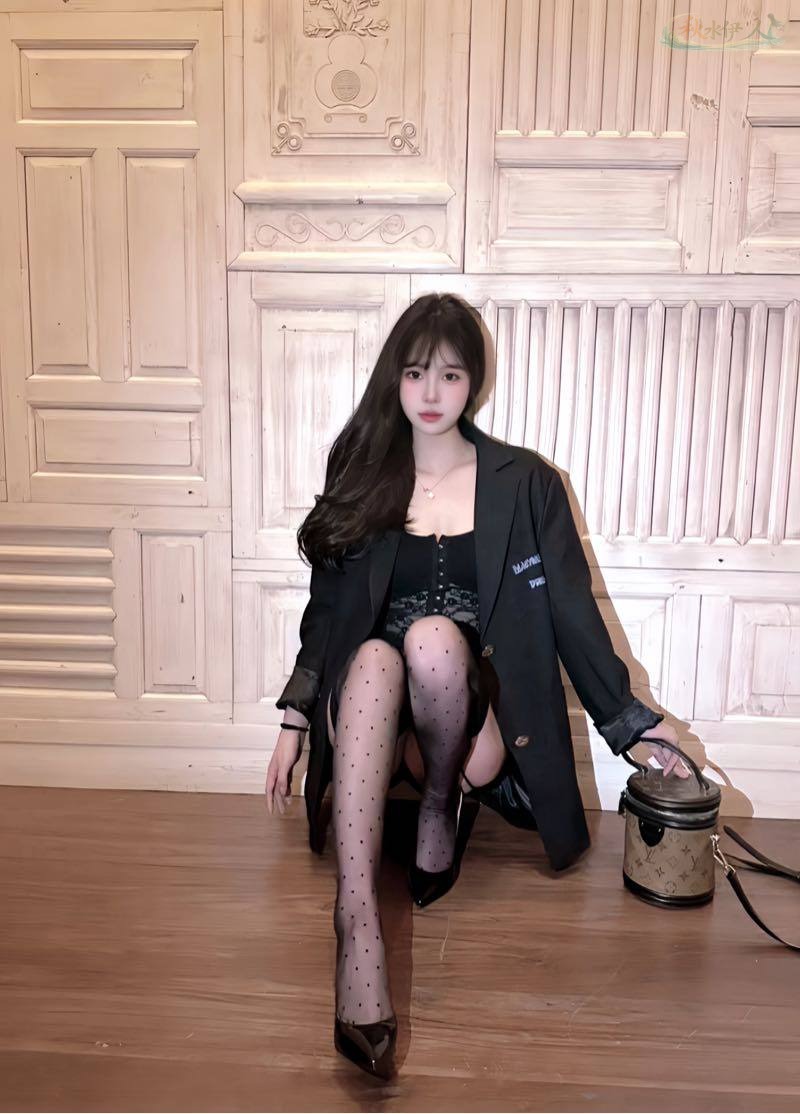 广州情绪风模特Luna丝袜演绎