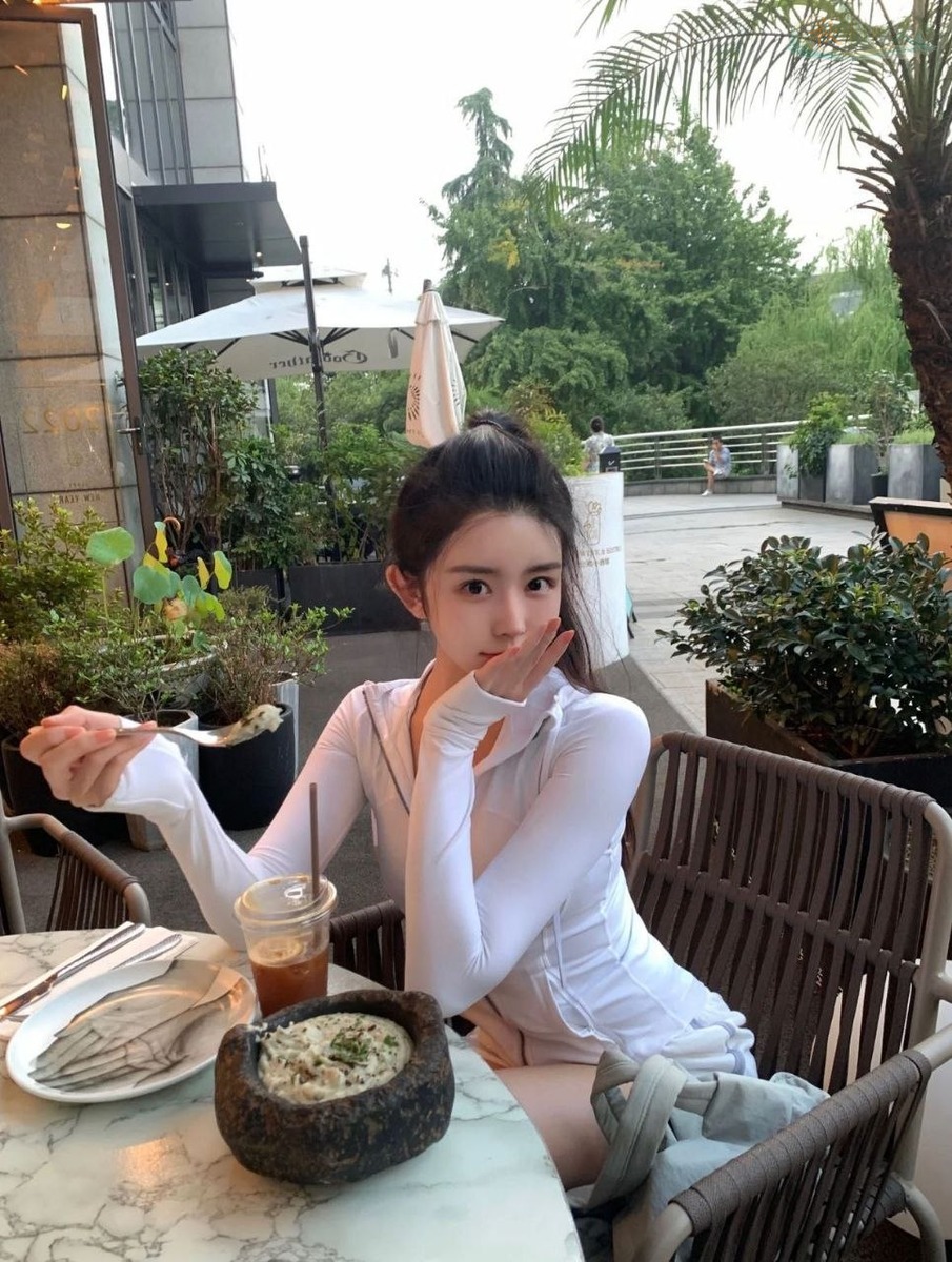 北京翘臀细腰甜美模特照片