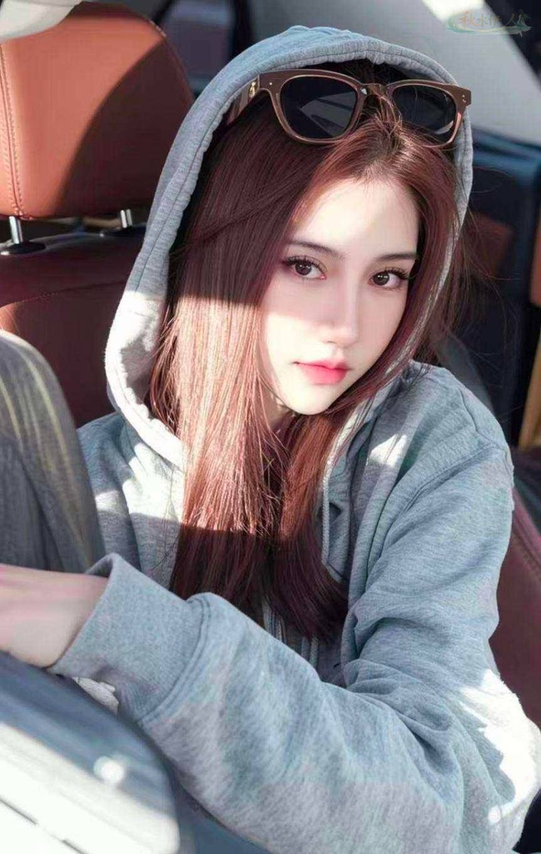 广州白皙高挑模特棚拍照片