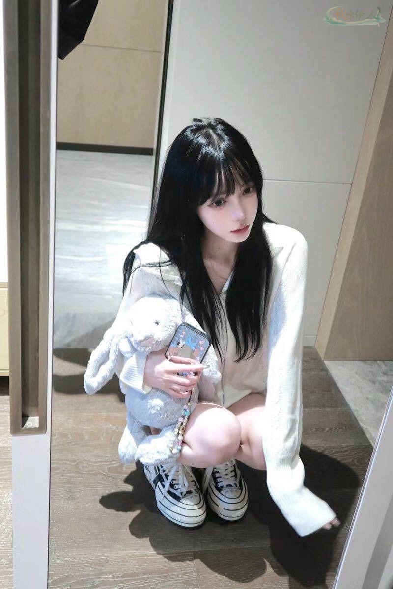 广州高颜值女模筷子腿街拍